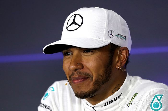 Ganador de la carrera Lewis Hamilton, Mercedes AMG F1 en la conferencia de prensa