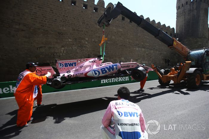 El coche de Sergio Pérez, Sahara Force India VJM10 es retirado por oficiales de pista