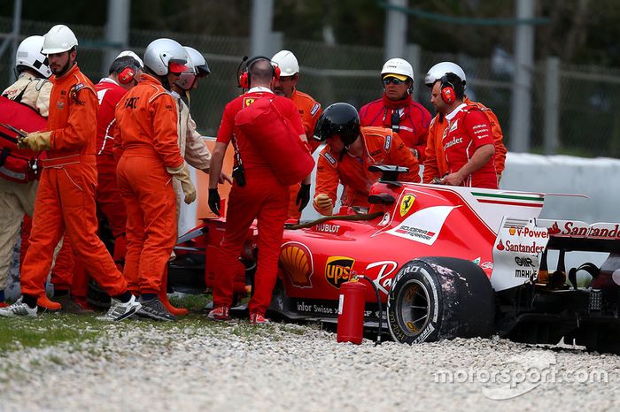 Kimi Raikkonen, Ferrari SF70H después del choque