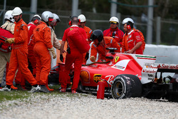 Kimi Raikkonen, Ferrari SF70H después del choque