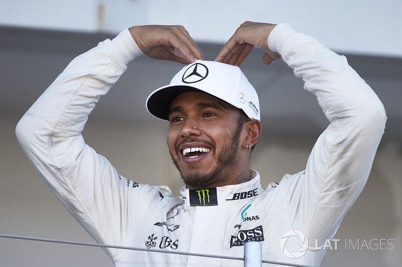 Ganador, Lewis Hamilton, Mercedes AMG F1, hace un Mobot en el podium