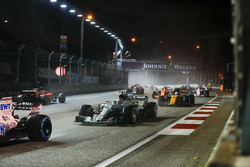 Valtteri Bottas, Mercedes AMG F1 W08, Jolyon Palmer, Renault Sport F1 Team RS17, devant la voiture endommagée de Sebastian Vettel, Ferrari SF70H