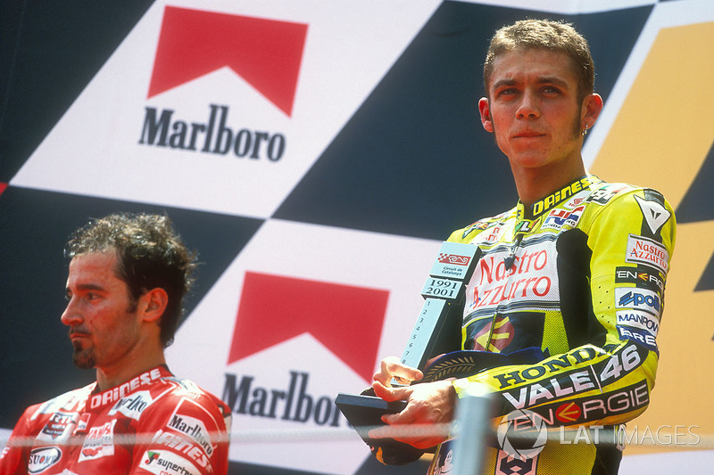 Podio: ganador de la carrera Valentino Rossi, segundo lugar Max Biaggi