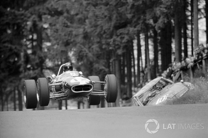 Dan Gurney evita al Eagle-Climax T1G más allá de los restos de un coche de turismo que se estrelló en Bruennchen