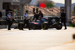 Fernando Alonso, McLaren MP4-31 en pits