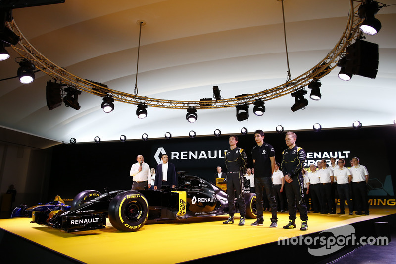 Pilotos de Renault F1 Jolyon Palmer, Kevin Magnussen y Esteban Ocon, Renault F1 piloto de pruebas con Carlos Ghosn, Presidente de Renault y Frederic Vasseur, equipo Director de Renault Sport F1 team
