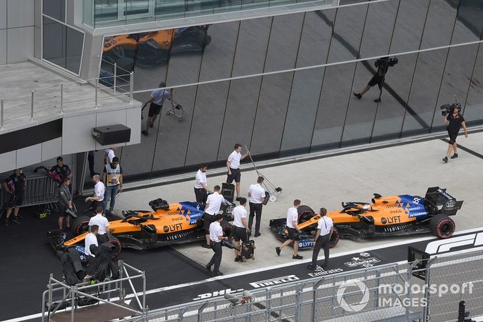 Los coches de Lando Norris, McLaren MCL34, y Carlos Sainz Jr, McLaren MCL34, en el pit lane