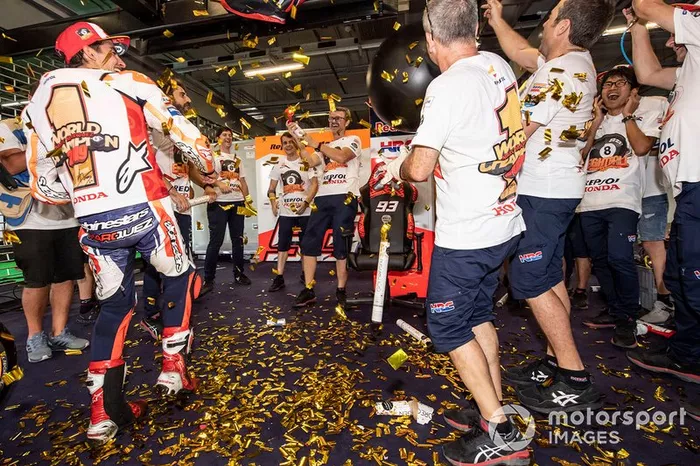 Campeón del mundo Marc Márquez, Repsol Honda Team celebra con el equipo