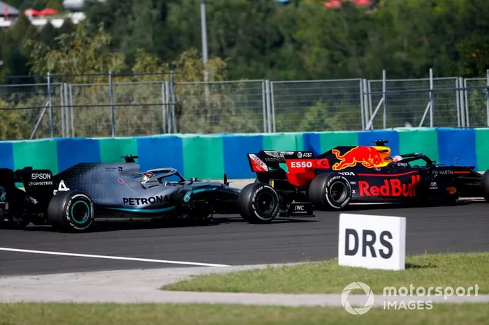 Max Verstappen, Red Bull Racing RB15 y Lewis Hamilton, Mercedes AMG F1 W10 batalla