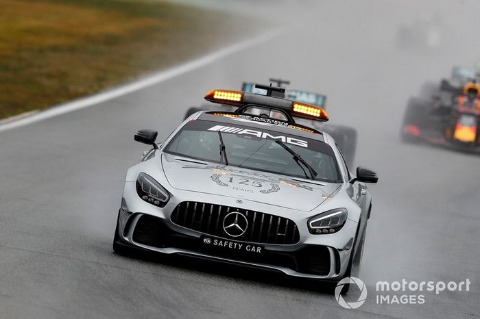 Hamilton y Verstappen quieren que el Safety Car se vaya y empiece la carrera