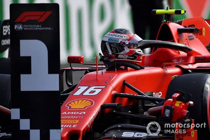Il casco del pole man Charles Leclerc, Ferrari, seduto sulla sua auto dopo le qualifiche