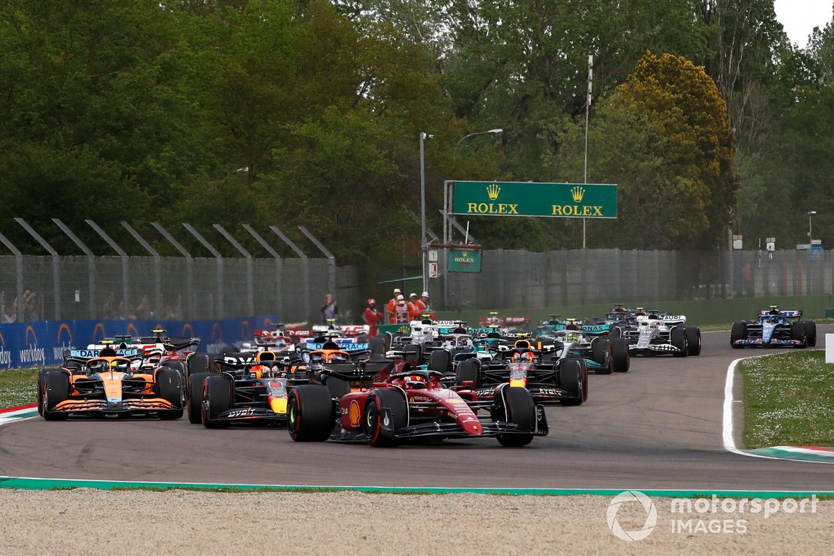 Sezonun ilk sprint yarışını Verstappen kazandı 2 Formula 1 Haberleri - F1 Puan Durumu Charles Leclerc, Ferrari F1-75, Max Verstappen, Red Bull Racing RB18, Lando Norris, McLaren MCL36, Sergio Perez, Red Bull Racing RB18, the rest of the field at the start