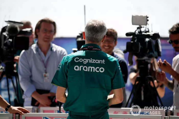 Mike Krack, director de Aston Martin F1, habla con los medios