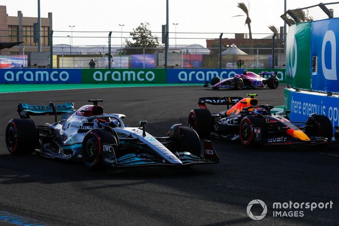 George Russell, Mercedes W13, Sergio Pérez, Red Bull Racing RB18, Esteban Ocon, Alpine A522