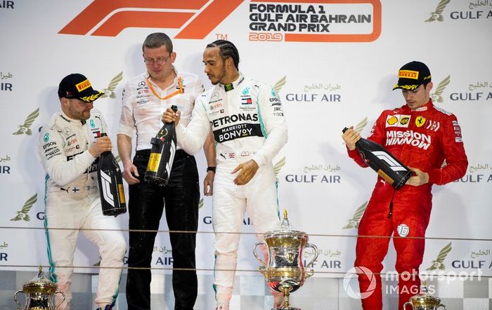 Valtteri Bottas, Mercedes AMG F1, 2° classificato, Andy Cowell, Managing Director, HPP, Mercedes AMG, Lewis Hamilton, Mercedes AMG F1, 1° classificato, e Charles Leclerc, Ferrari, 3° classificato, sul podio