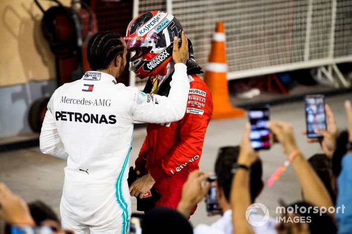 Lewis Hamilton, Mercedes AMG F1, 1ª posición, habla con Charles Leclerc, Ferrari, 3ª posición, después de la carrera