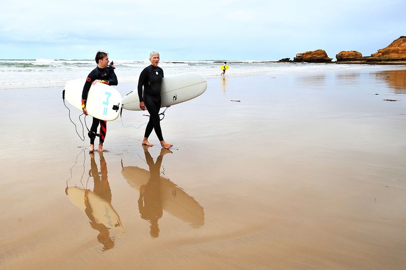 Pierre Gasly, Red Bull Racing vont faire du surf avec Damon Hill