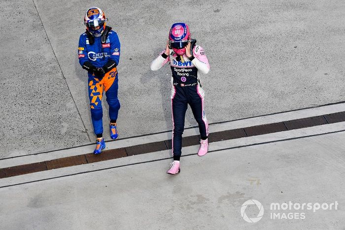 Carlos Sainz Jr., McLaren, y Lance Stroll, Racing Point, en Parc Ferme