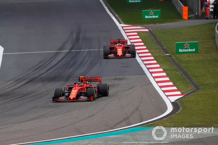 Charles Leclerc, Ferrari SF90, precede Sebastian Vettel, Ferrari SF90