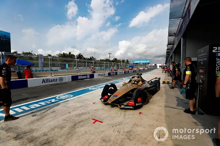 Andre Lotterer, DS TECHEETAH, DS E-Tense FE19, in the pitlane