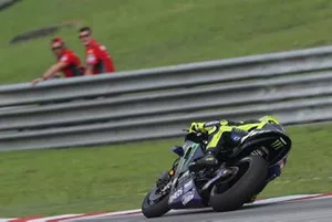 Danilo Petrucci, Ducati Team regarde Valentino Rossi, Yamaha Factory Racing