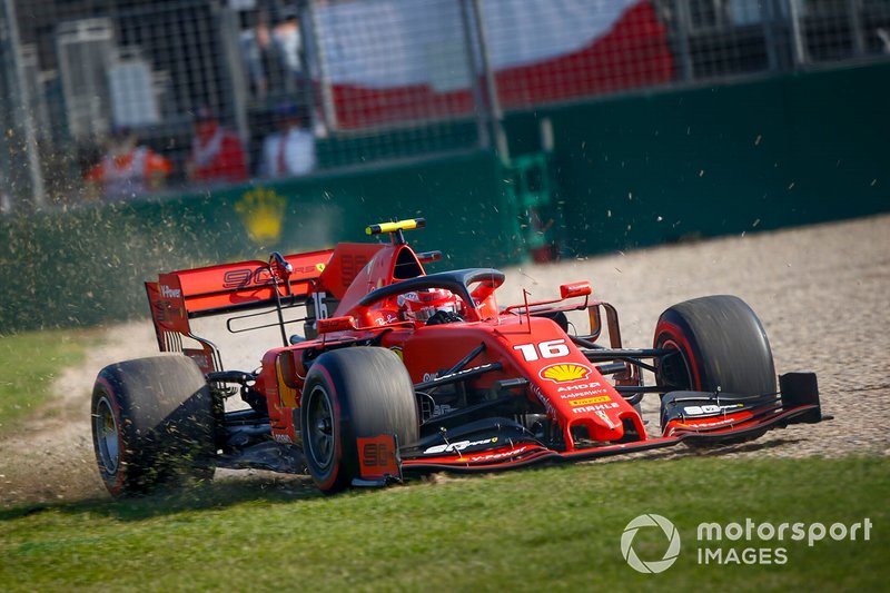 Шарль Леклер, Ferrari SF90 широко выходит из поворота