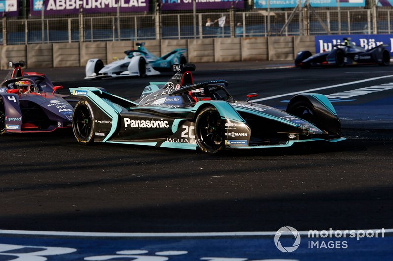 Mitch Evans, Panasonic Jaguar Racing, Jaguar I-Type 3 in modalità d'attacco precede Robin Frijns, Envision Virgin Racing, Audi e-tron FE05