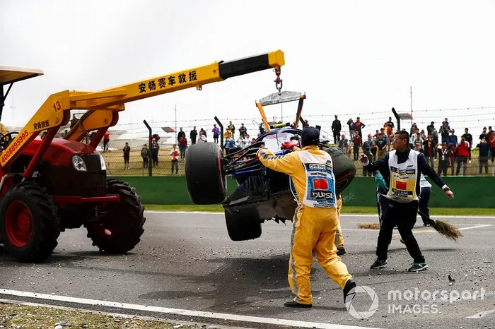 Los comisarios retiran el coche accidentado de Alexander Albon, Toro Rosso STR14