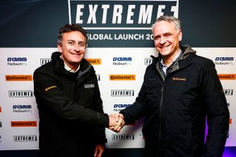 Alejandro Agag, PDG de la Formule E, serre la main d'un représentant de Continental Tyres