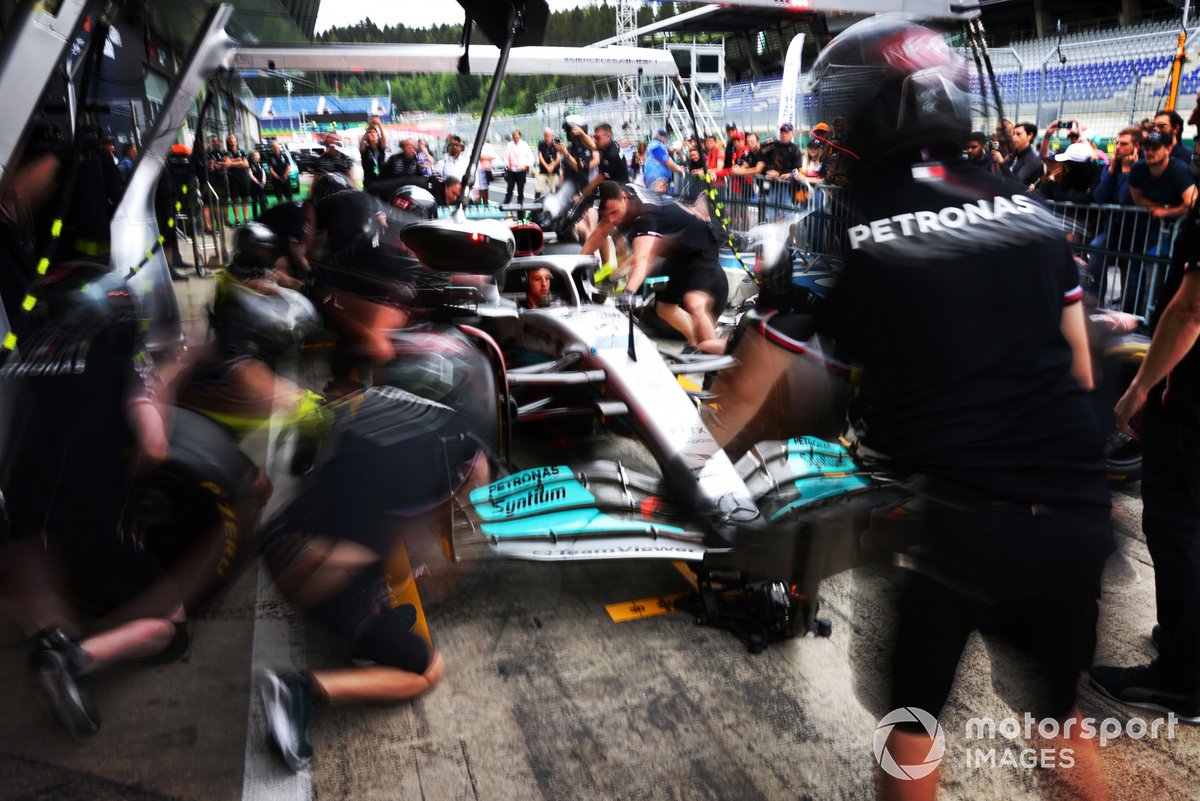 Prove di pit stop per la Mercedes