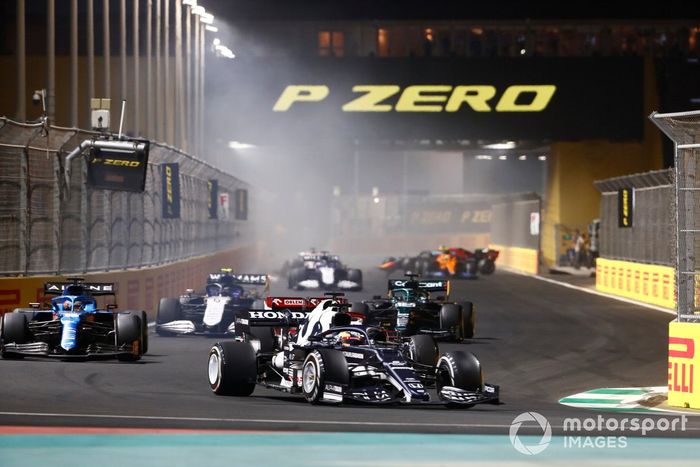 Yuki Tsunoda, AlphaTauri AT02, Fernando Alonso, Alpine A521, y Nicholas Latifi, Williams FW43B, en el retstart mientras Sergio Pérez, Red Bull Racing RB16B, se cae