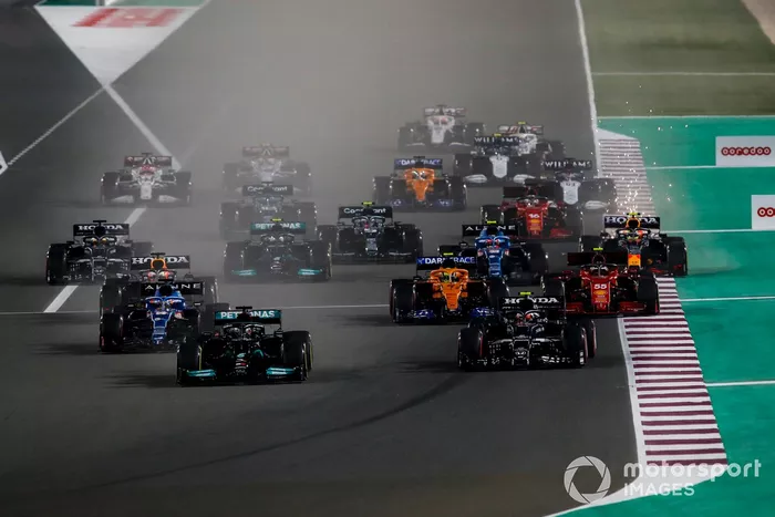 Lewis Hamilton, Mercedes W12, Pierre Gasly, AlphaTauri AT02, Fernando Alonso, Alpine A521, Lando Norris, McLaren MCL35M, Carlos Sainz Jr., Ferrari SF21, y el resto en la salida
