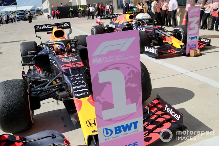 Max Verstappen, Red Bull Racing RB16B, 1ª posición, llega al Parc Ferme