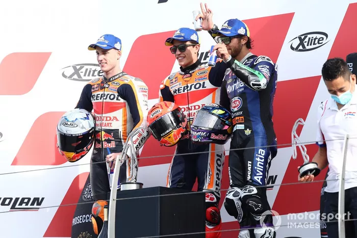 Podio:  1º Marc Márquez, 2º Pol Espargaró, 3º Enea Bastianini