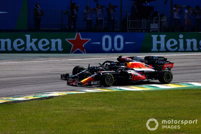 Max Verstappen, Red Bull Racing RB16B, e Valtteri Bottas, Mercedes W12