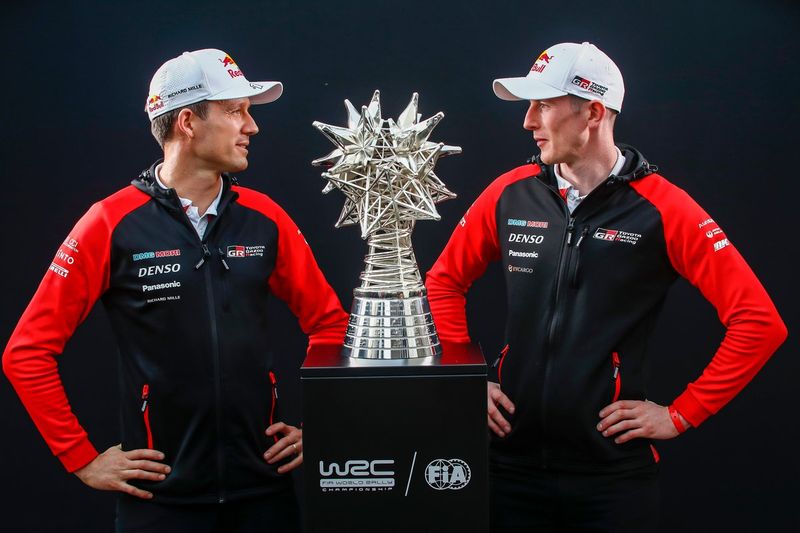 Sébastien Ogier, Toyota Gazoo Racing WRT, Elfyn Evans, Toyota Gazoo Racing WRT con el trofeo del Campeonato del WRC