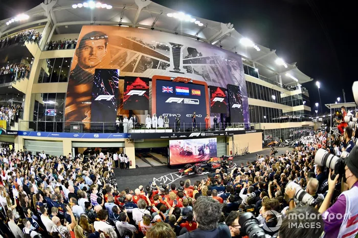 Podio: ganador y campeón Max Verstappen, Red Bull Racing, segundo lugar Lewis Hamilton, Mercedes, tercer lugar Carlos Sainz Jr., Ferrari