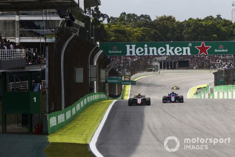 Kevin Magnussen, Haas F1 Team VF-18, leads Pierre Gasly, Scuderia Toro Rosso STR13