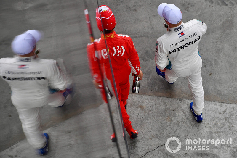 Sebastian Vettel, Ferrari y Valtteri Bottas, Mercedes AMG F1 en parc ferme