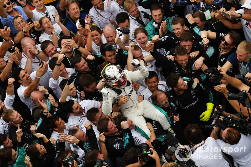 Lewis Hamilton, Mercedes AMG F1, festeggia nel parco chiuso con i suoi meccanici