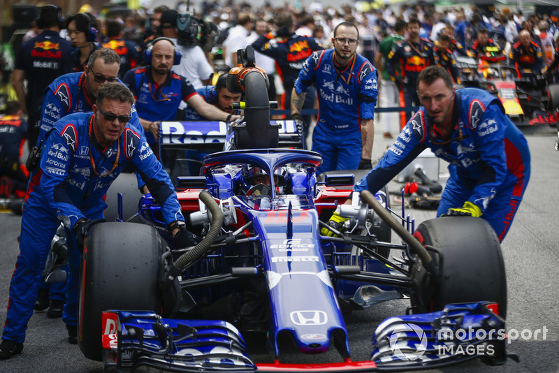 Pierre Gasly, Scuderia Toro Rosso STR13, arrives on the grid with his mechanics