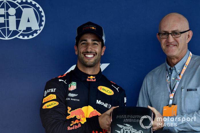Daniel Ricciardo, Red Bull Racing con el premio Pirelli Pole Position en parc ferme