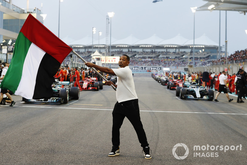 El actor Will Smith ondea la bandera de los EAU antes del comienzo