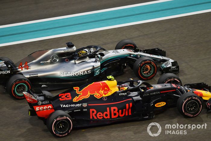 Lewis Hamilton, Mercedes-AMG F1 W09 with glowing brake discs battle with Max Verstappen, Red Bull Racing RB14 