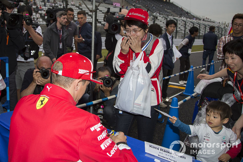 Kimi Raikkonen, Ferrari signs autographs for the fans