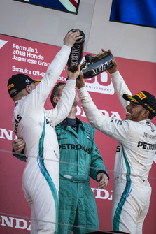 Valtteri Bottas, Mercedes AMG F1, Matt Deane, Mercedes AMG F1 Chief Mechanic and Lewis Hamilton, Mercedes AMG F1 celebrate with the champagne on the podium