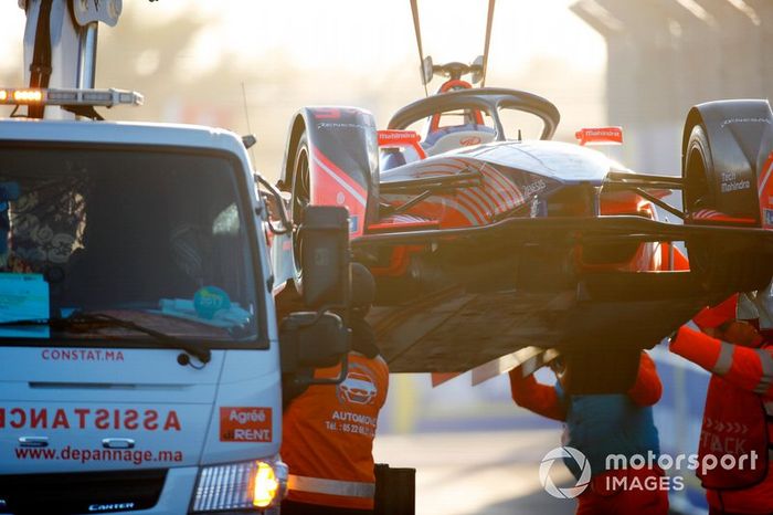 Los comisarios con el coche de Pascal Wehrlein, Mahindra Racing, M5 Electro