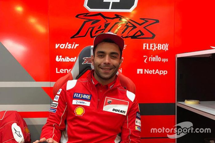 Danilo Petrucci en el box de Ducati