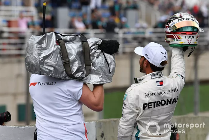 Ganador de la pole Lewis Hamilton, Mercedes-AMG F1 W09 EQ Power+ en Parc Ferme 