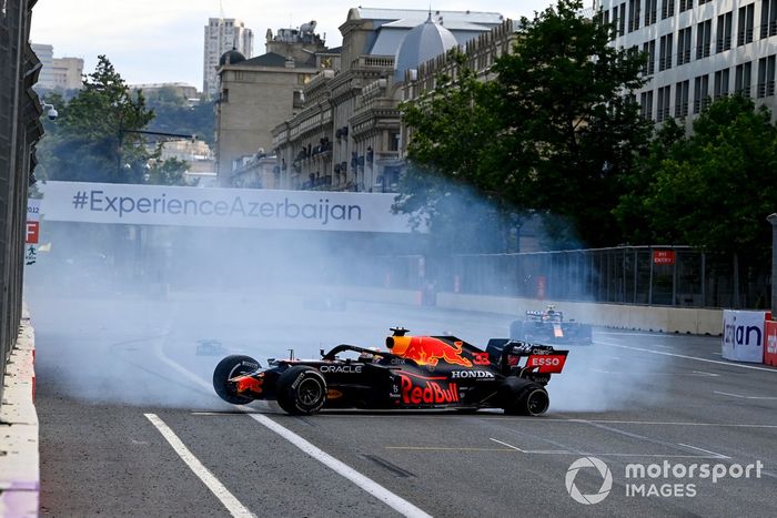 Choque de Max Verstappen, Red Bull Racing que se retira tras un pinchazo en un neumático